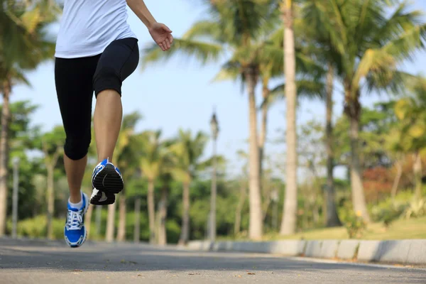 Futás-on park jogger női lábak. — Stock Fotó