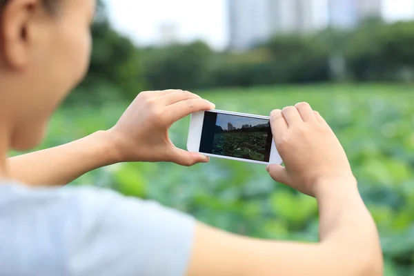 Kadın alarak fotoğraf ile telefon — Stok fotoğraf