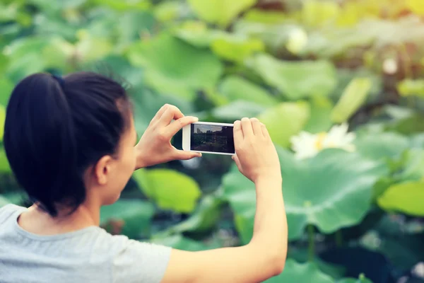 Kvinna ta foto med telefonen — Stockfoto