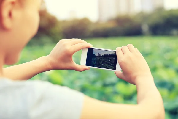 Mujer Joven Tomando Fotos Con Smartphone — Foto de Stock