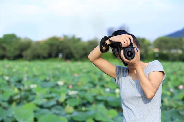 Mujer fotógrafa tomando fotos — Foto de Stock