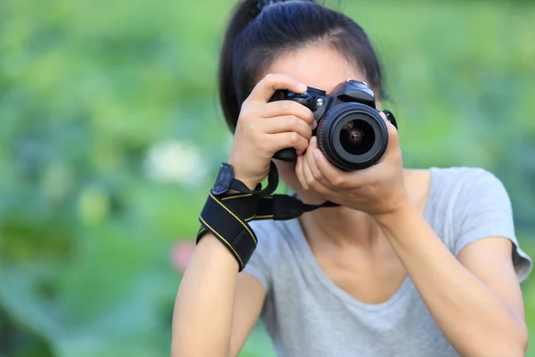 Mujer fotógrafa tomando fotos — Foto de Stock