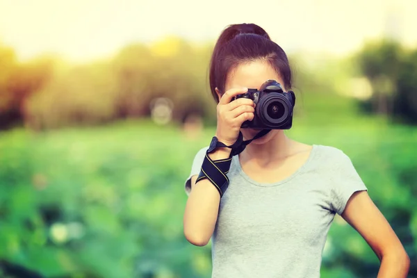Žena fotograf fotografování snímku — Stock fotografie