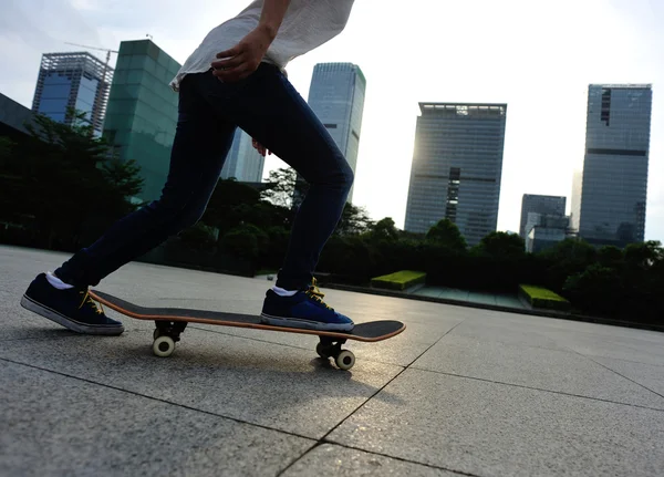 Jambes féminines skateboard — Photo