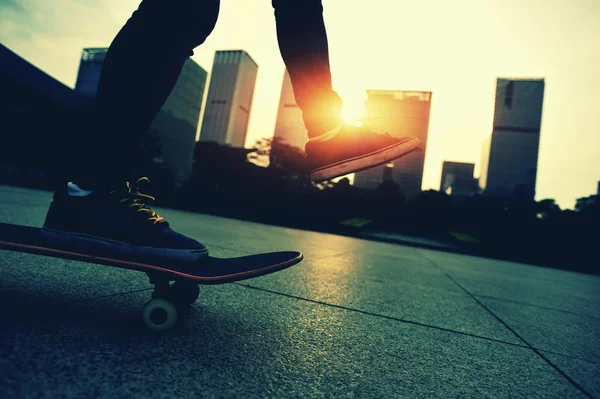 Kvinnliga ben skateboard — Stockfoto