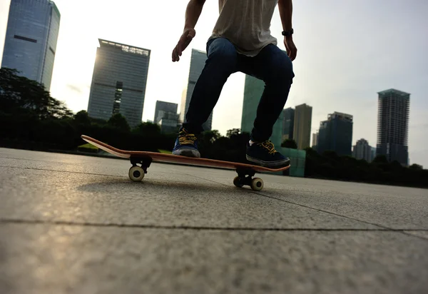Skateboarder faire astuce ollie — Photo