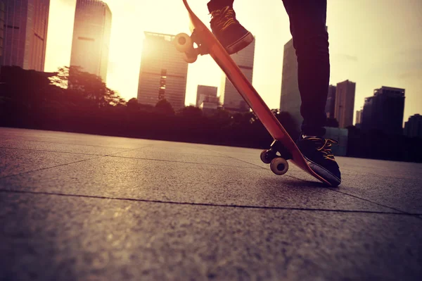 Skateboardista dělá trik ollie — Stock fotografie