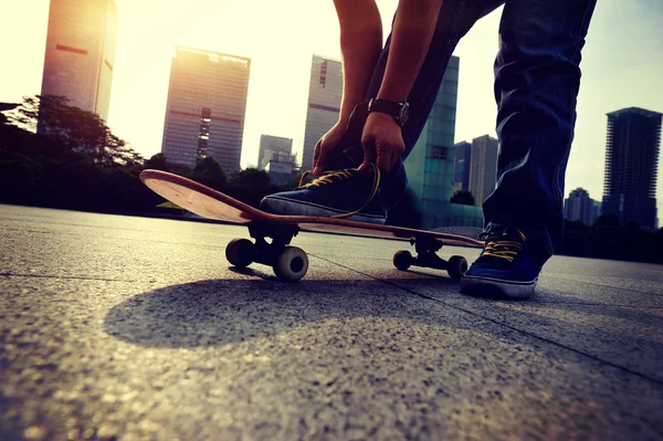 Skateboarder amarrando cadarço — Fotografia de Stock