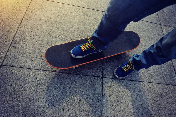 Gamba da skateboarder sullo skateboard — Foto Stock