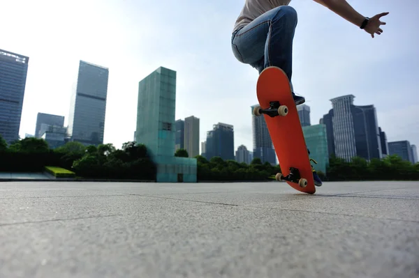 Kobieta skateboarding w parku — Zdjęcie stockowe