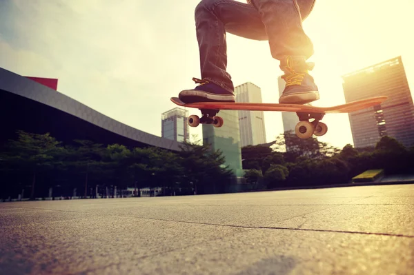 Žena skateboardingu v parku — Stock fotografie