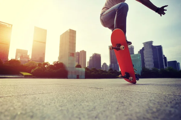 Vrouwelijke skateboarden op park — Stockfoto