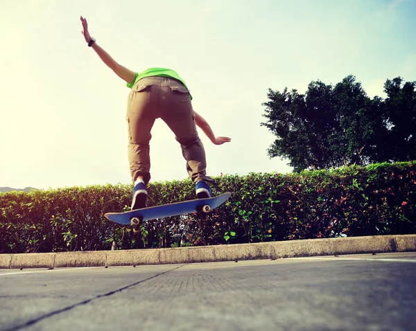 Kobieta skateboarding w parku — Zdjęcie stockowe