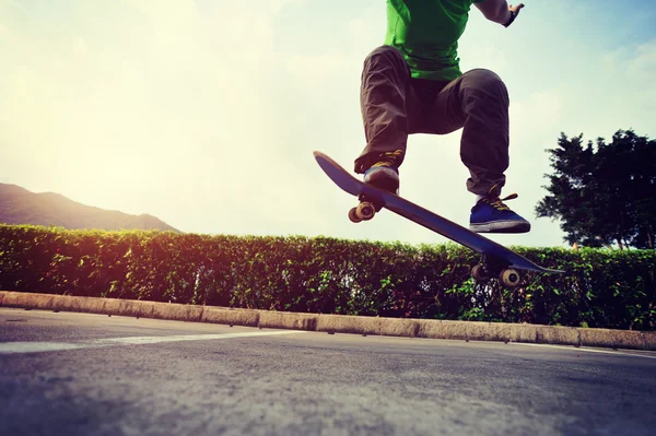 Skateboard féminin au parc — Photo