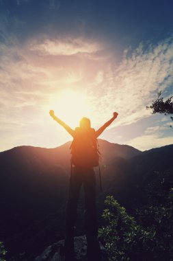 Dağ tepe tezahürat kadına