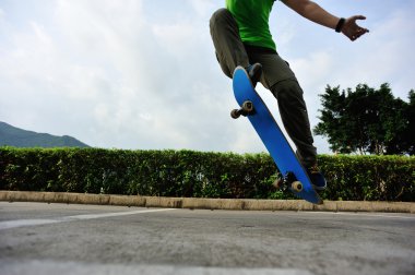 Otopark Ollie hile yaparak genç bayan kaykaycı