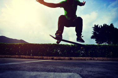 Otopark Ollie hile yaparak genç bayan kaykaycı