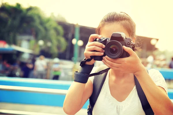 Mujer turista tomando fotos — Foto de Stock