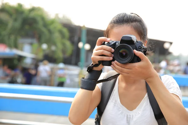 Turista Mujer Tomando Fotos Mercado Flotante Damonen Saduak —  Fotos de Stock