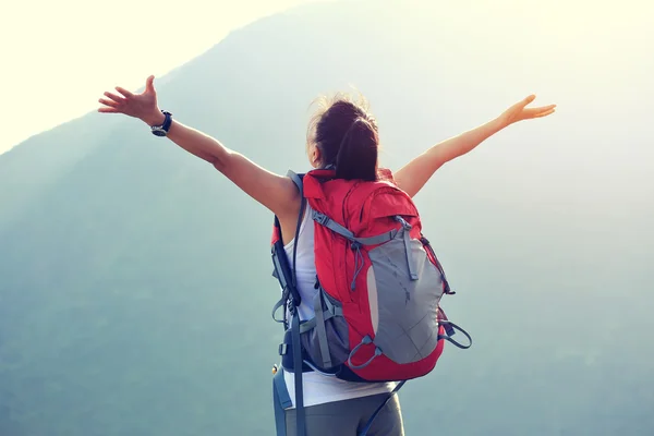 Escursionista donna a braccia aperte montagna — Foto Stock