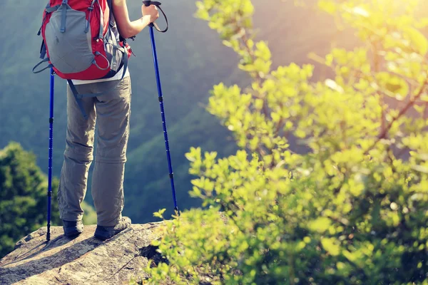 Mulher caminhante pernas no pico da montanha — Fotografia de Stock