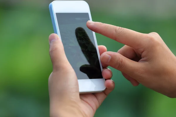 Weibliche Hände beim Fotografieren — Stockfoto