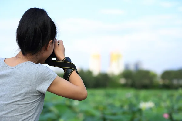 Young Woman Photographer Taking Photo Outdoor — Stock Photo, Image