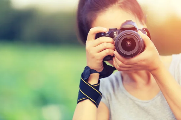 Young woman photographer — Stock Photo, Image