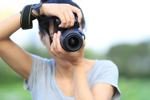 年轻女子摄影师拍照户外 — 图库照片