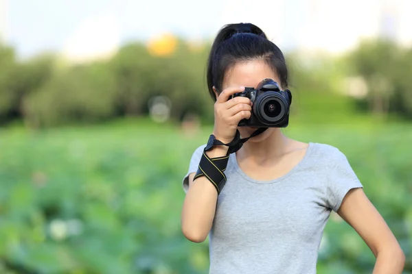 Молода Жінка Фотограф Робить Фото Відкритому Повітрі — стокове фото