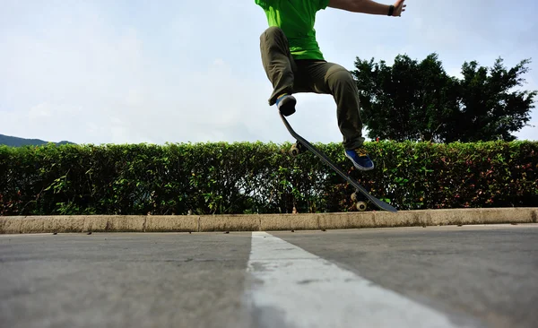 Młoda Kobieta Skater Robi Ollie Trick Parkingu — Zdjęcie stockowe