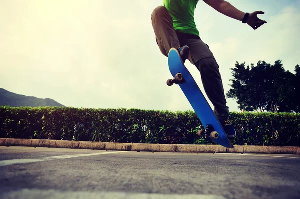 Νεαρή γυναίκα skateboarder — Φωτογραφία Αρχείου