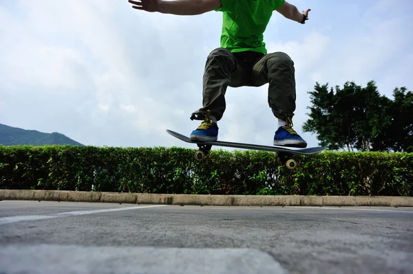 Mladé Samice Skateboardista Dělat Ollie Trik Parkovišti — Stock fotografie