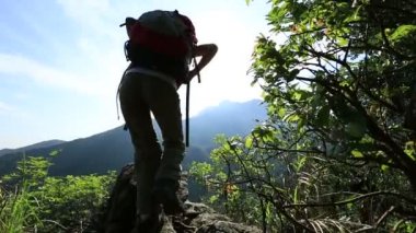 Kadın uzun yürüyüşe çıkan kimse bacaklar Mountain