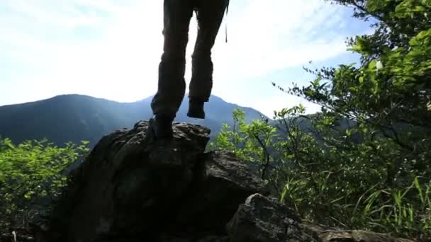 Kvinnan hiker benen vid berg — Stockvideo