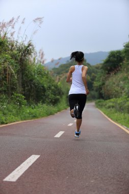 iz üzerinde çalışan kadın