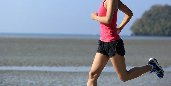 サンライズ ビーチで走っている若い健康的なライフ スタイル女性 — ストック写真