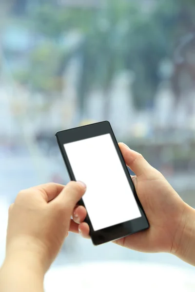 Manos de mujer sosteniendo teléfono inteligente — Foto de Stock