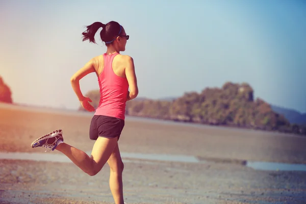 Woman running at sunrise beach — Stock Photo, Image