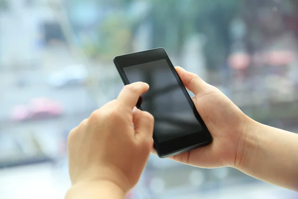 Manos Mujer Sosteniendo Teléfono Inteligente Ciudad Moderna — Foto de Stock