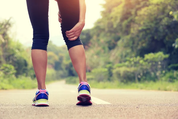 Jogger kobieta trzymać sportowych kontuzji nogi — Zdjęcie stockowe