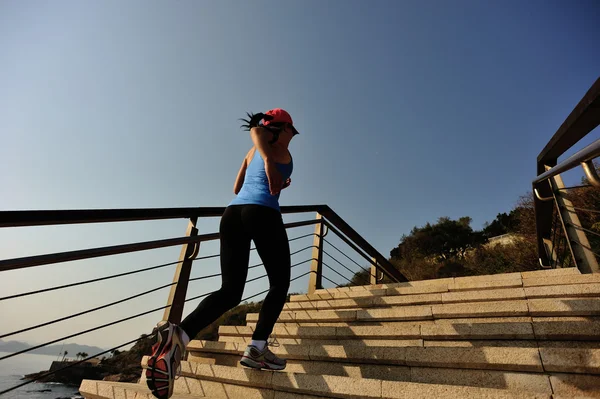 石の階段日の出海辺に実行している健康的なライフ スタイル スポーツ女性 — ストック写真