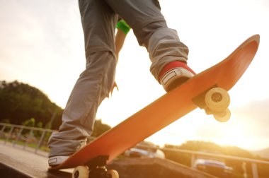 Kadın bacakları kaykay