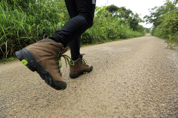 Vrouw wandelen op trail — Stockfoto