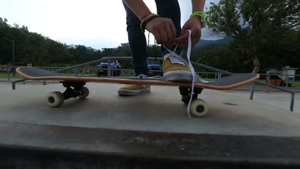 Skateboarder δεσμεύοντος κορδόνι — Αρχείο Βίντεο