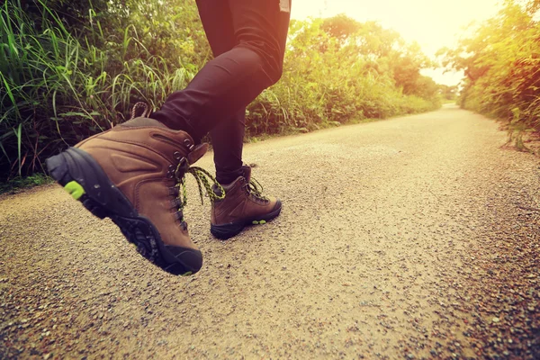 Weibliche Beine beim Wandern — Stockfoto