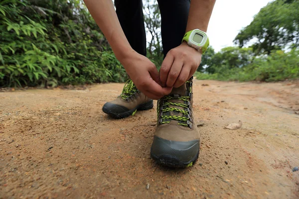 Mujer Excursionista Atando Cordones Sendero Forestal —  Fotos de Stock