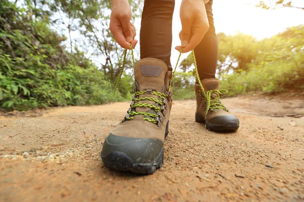 Female hiking tying shoelace — Stock Photo, Image