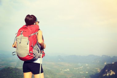 dağ tepe adlı kadın uzun yürüyüşe çıkan kimse