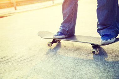 Kadın bacakları kaykay